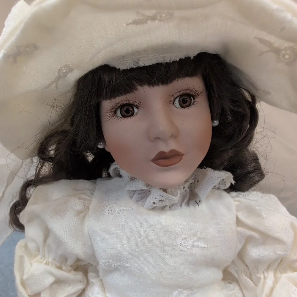 Boyds Collection Yesterdays Child‎ Emilee Porcelain Doll 4808 Cream Dress 2000